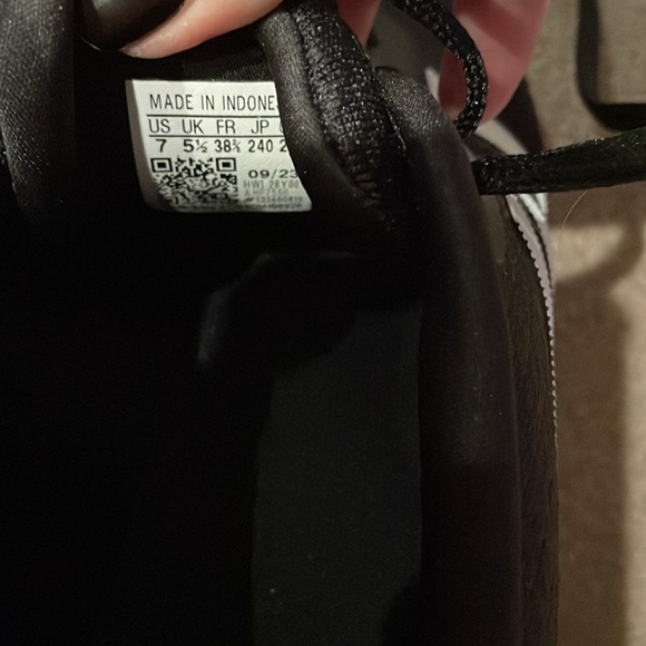 Adidas size 7 cloud foam black & white - Picture 4 of 4